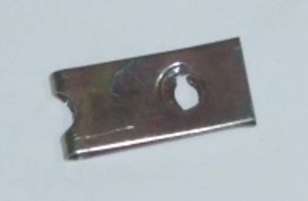 Eisenfarbiger Metallclip mit einer Vertiefung und Aussparung an einer Kante, möglicherweise von Daikin für technische Anwendungen.
